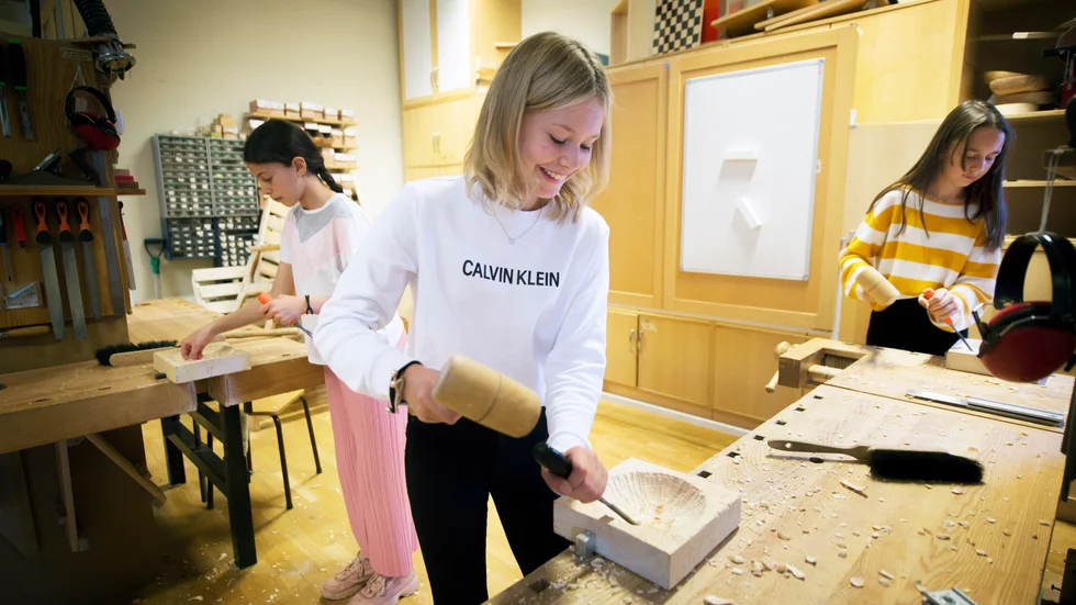 Emma Grafford som går i årskurs sex på Skärlaskolan och nu har träslöjd på Tomtaklintskolan tycker att det ska bli skönt att få en egen träslöjdssal.