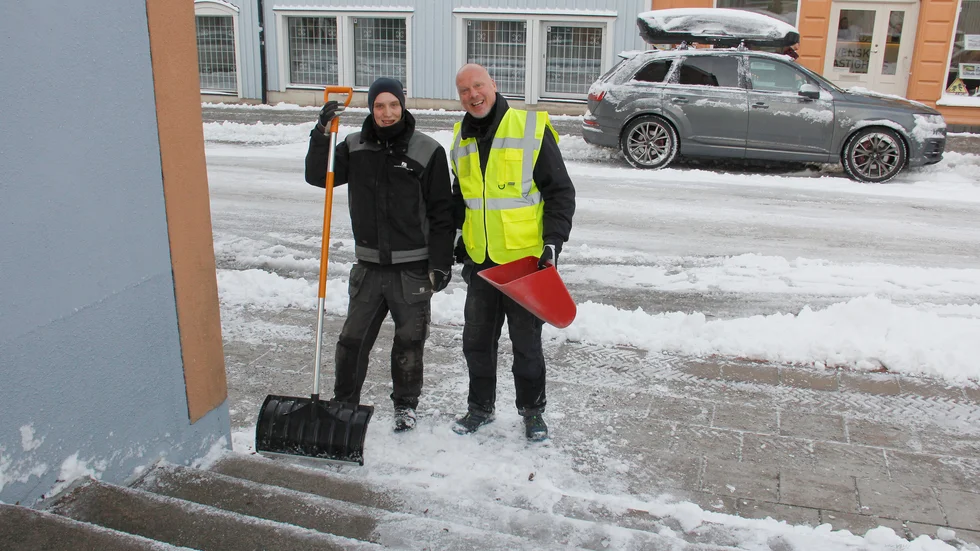 Fastighetsskötsel AB:s Richard Nilsson hackade bort is och skyfflade, Mats Ringblom sandade i trappen ned mot Kyrkogatan från Rådhusgården.