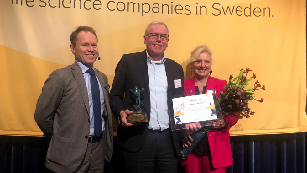 Torben Jörgensen, ordförande för Biotage tar emot vandringspriset SwedenBIO Award. Här tillsammans med Eva Sjökvist Saers, vice ordförande för SwedenBIO och representant för juryn samt Jacob Gunterberg representant från årets prispartner Healthcap.