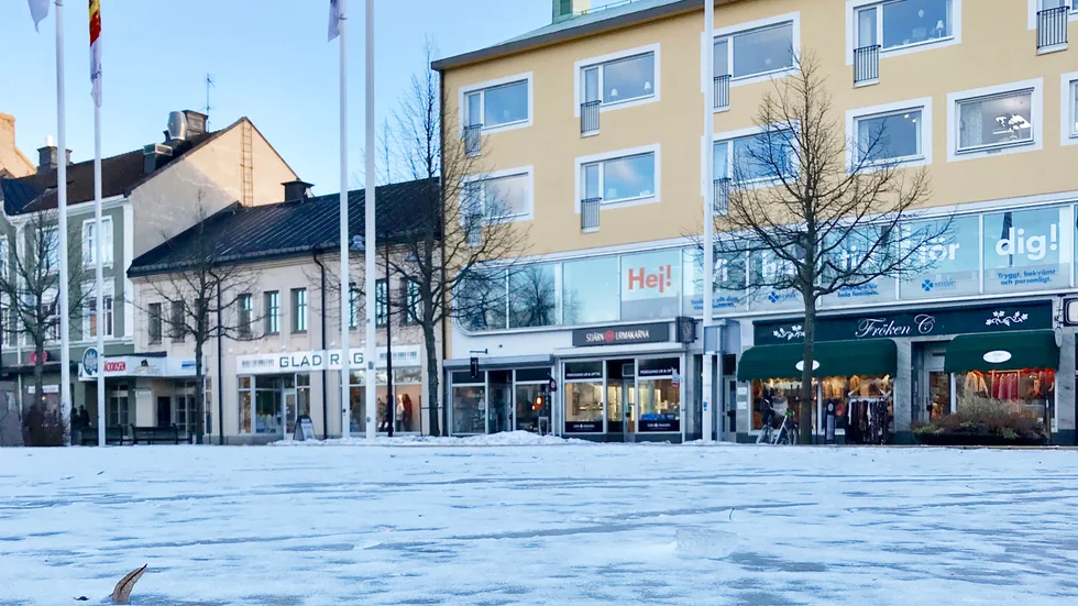 Insändarskribenten är kritisk till "Klädd till fest -projektet" i Katrineholm.