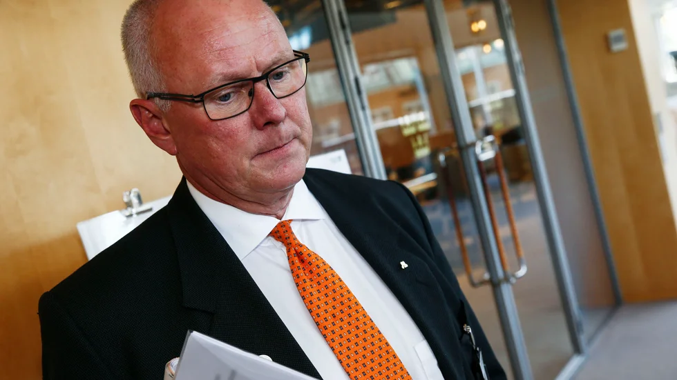 Finn Bengtsson (M), ledamot i regionfullmäktige lägger uppdraget på hyllan - han tror inte regionerna kan reda ut den ekonomiska krisen i sjukvården på egen hand.