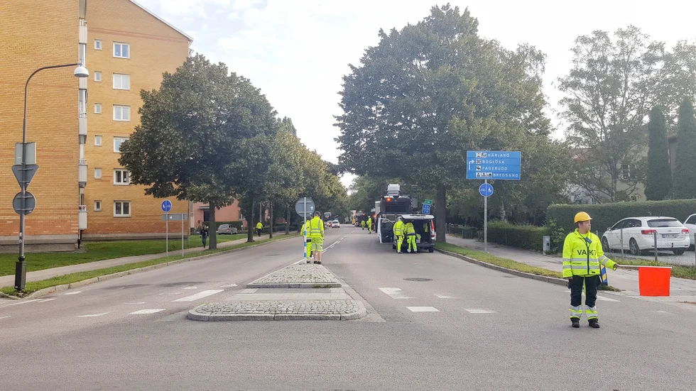 Fjärdhundragatan kommer att vara avstängd i en riktning med början på tisdag. Just nu pågår asfalteringsarbeten.