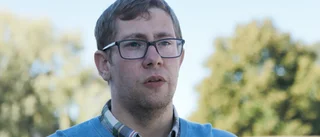 Politikern försöker lugna i sociala medier