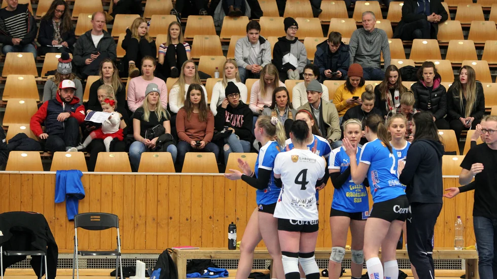 Två centrar i LVC, Therese Eriksson och Rebecka Thore, lägger av med volleybollen.