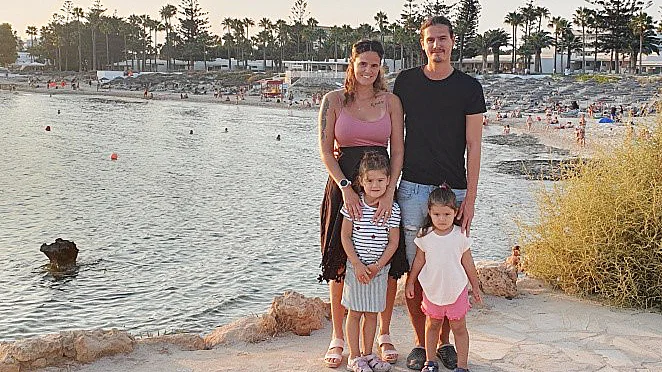 Familjen Lindström från Hultsfred, mamma Jaqueline, pappa Robin, och döttrarna Jasmine och Joline sitter fast på Cypern efter resebolagets konkurs.