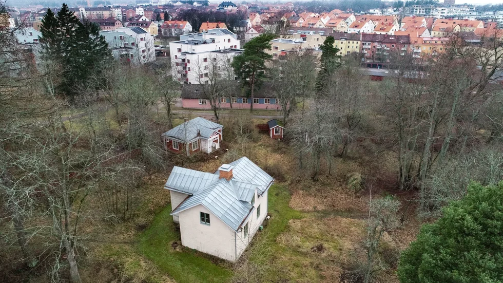 Både hus och trädgård på 1800-talsgården Backaberg ska rustas upp och hyras ut. I höst ska allt vara klart.