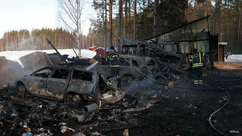 Vid tiotiden spolade man fortfarande ner området för att se till så att det inte blossade upp på nytt.