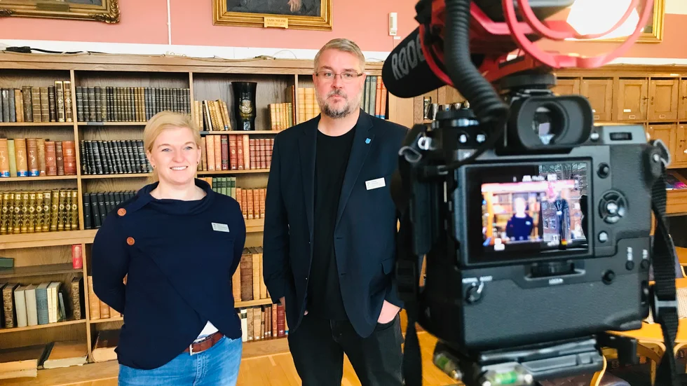 Åsa Lind Forsberg och Johan Ahlqvist spelar in en video till eleverna på S:t Eskil. "Vi uppmanar till vikten av att ta ansvar för de egna distansstudierna och informerar om att vi finns här för stöd."