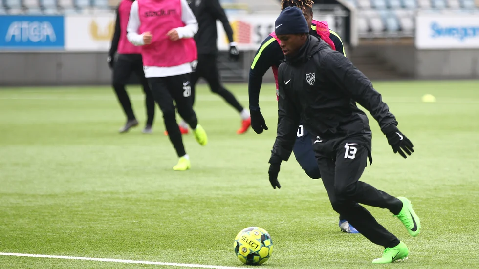 Presenteras snart? Ishaq Abdulrazaq fyllde 18 under tisdagen och kan nu officiellt bli IFK:s spelare. 