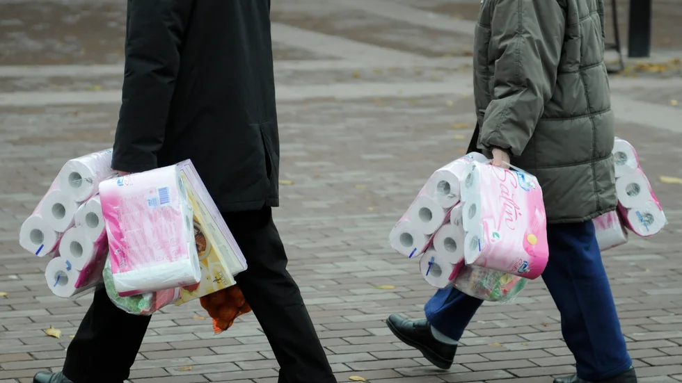 Insändarskribenten menar att vad folk kanske inte tänker på när de tömmer butikshyllorna genom att plockar åt sig mer än de behöver, är att andra blir utan.