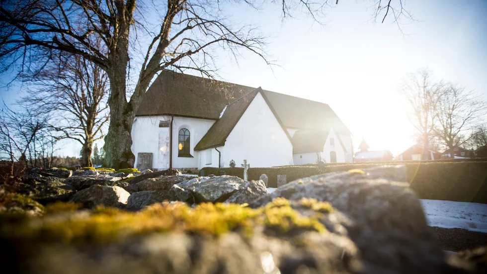 Insändarskribenten ställer frågan. Vilken lag eller förordning hindrar en kyrka som drivs med skattemedel att svara på de frågor som ställdes i insändaren? 