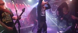 Dödsskön dödsmetall kittlar kistan