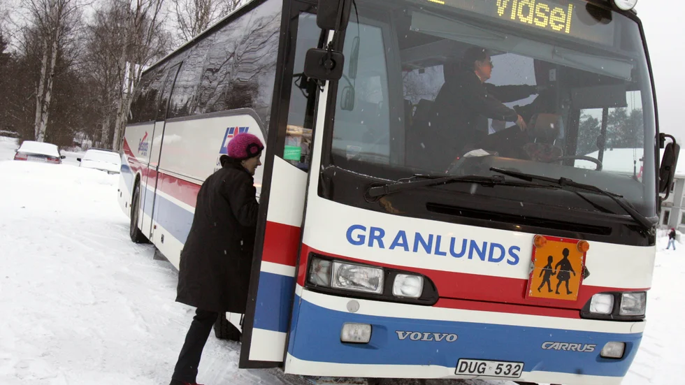 Enligt kommunen är nu prognosen ännu lägre för elevantalet då en eller flera familjer flyttat in till centralorten. De hoppas kunna klara det med linjetrafiken.