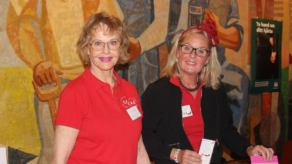 Britt Louise Palmer och Eva Sundberg, volontärer engagerade på Women in red, som brinner för kvinnohjärtat.  