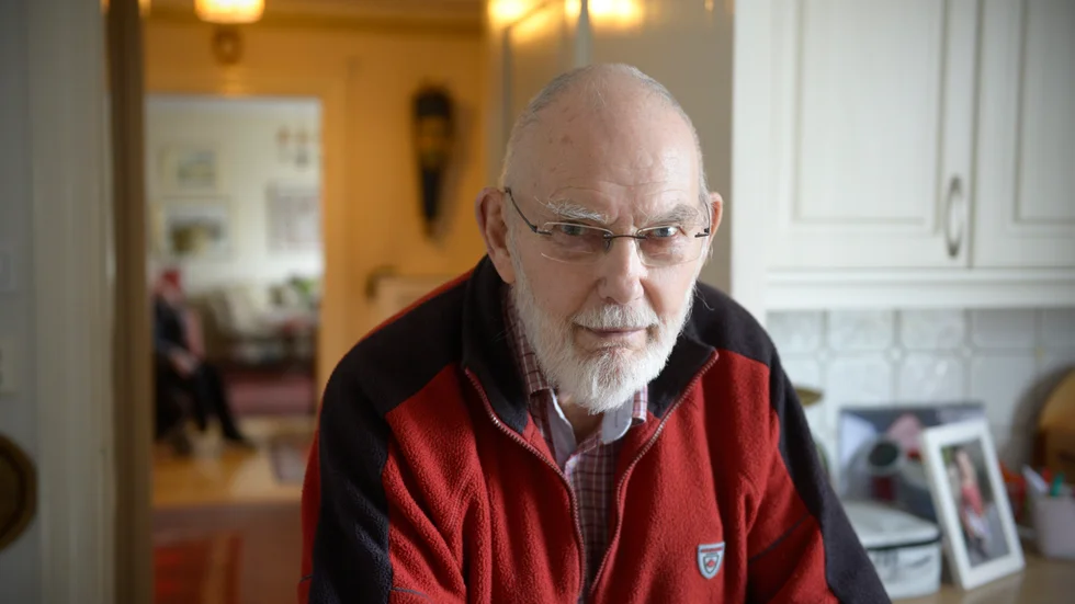 Joar Nordén är besviken att de inte fått hjälp. "Trapphissen kostade 70000 kronor, så att få jourhjälp under helgen tycker man borde ingå."