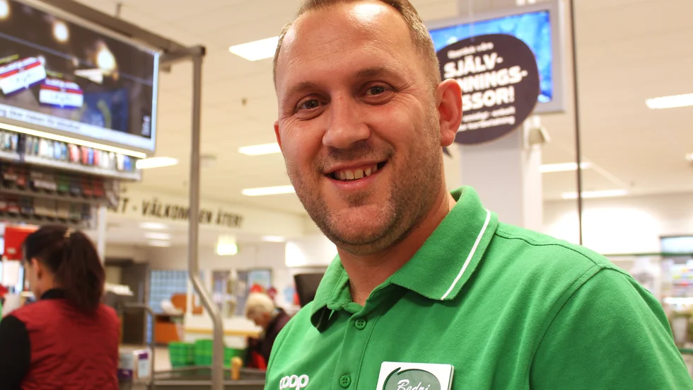 Bedri Iberhysaj är butikschef på Coop i Vimmerby där man inte märkt av att vissa varor börjar ta slut ännu.