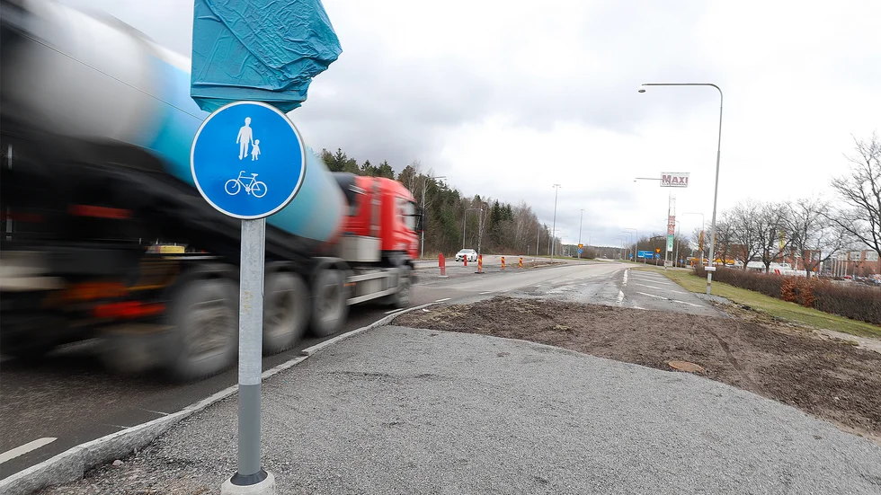 Insändarskribenten undrar om skylten om påbjuden gång- och cykelväg, i nya rondellen vid Skiftinge, Eskilstuna, har hamnat fel.
