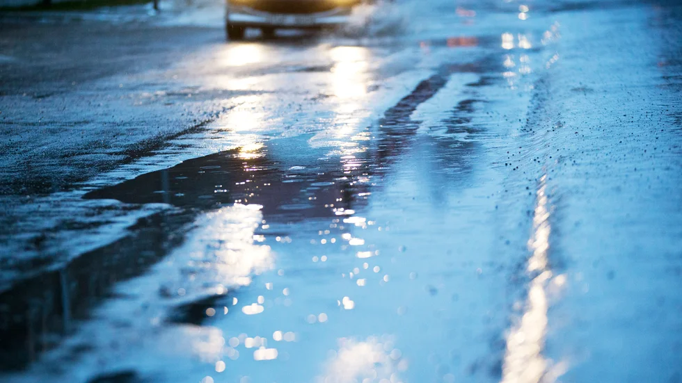 Underkylt regn och ingen sandning gjorde att skolskjutsarna till Vidsel stannade hemma.