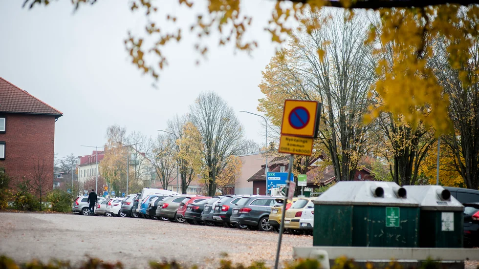 Grusparkeringen som ligger vid Repslagaregatan är populär och många väljer att parkera sina bilar där under vardagar.