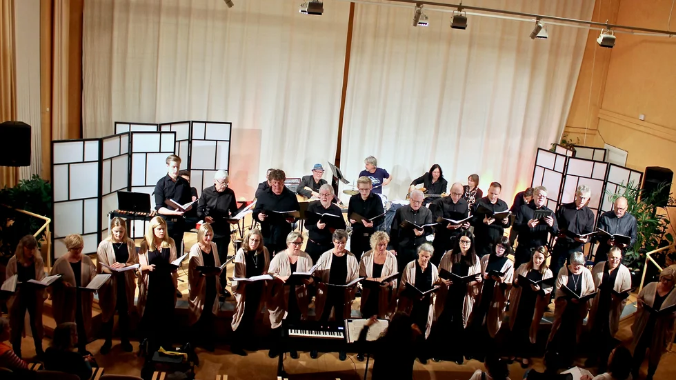 Katrineholms kammarkör och värdsmusikbandet Mischmasch bjöd på konserten "Bridge of songs" i musikens hus på onsdagskvällen. 