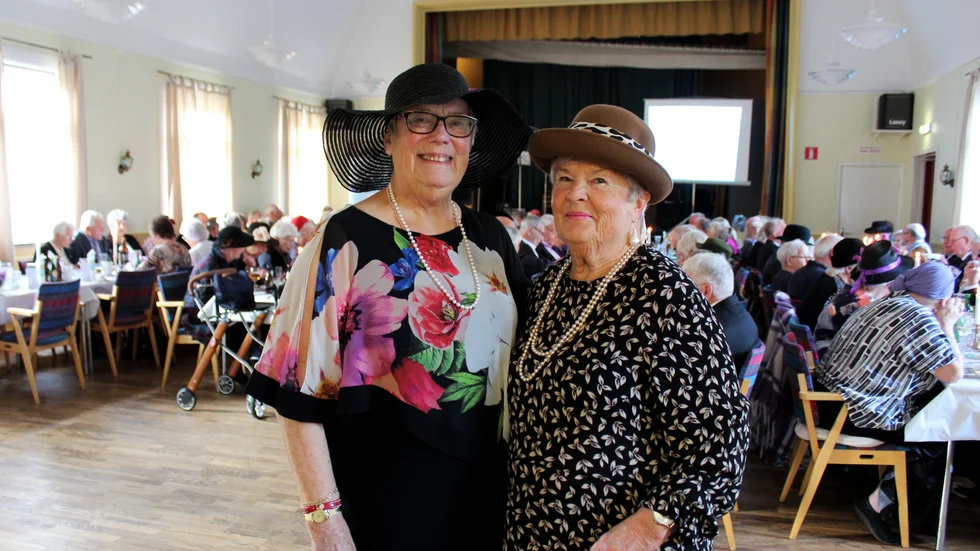 SPF Seniorernas 80-årsjubileum firades med tidstypiska kläder, förplägnad och underhållning i Edsbruk på onsdagskvällen.
I förgrunden Gerd Brodin och Marianne Sallerbäck, ordförande respektive kassör i SPF Seniorerna Tjustbygden. 