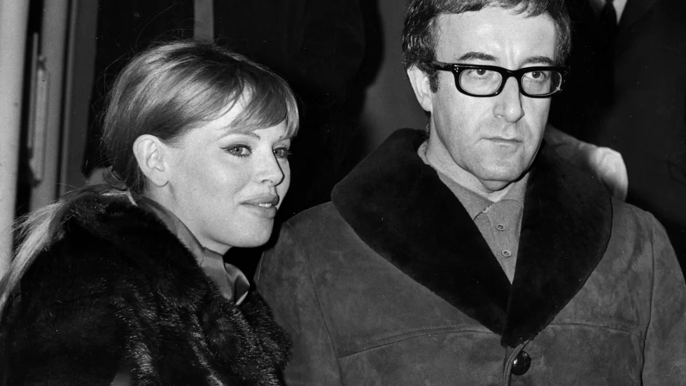 Britt Ekland och Peter Sellers på flygplatsen Heathrow 1966. Arkivbild.