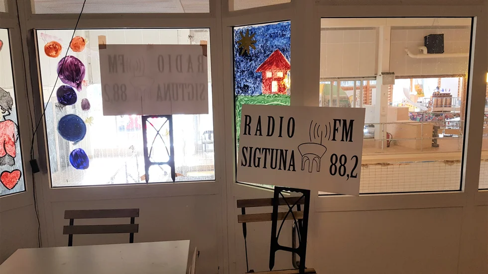 Radio Sigtunas studio i Valsta simhall. 