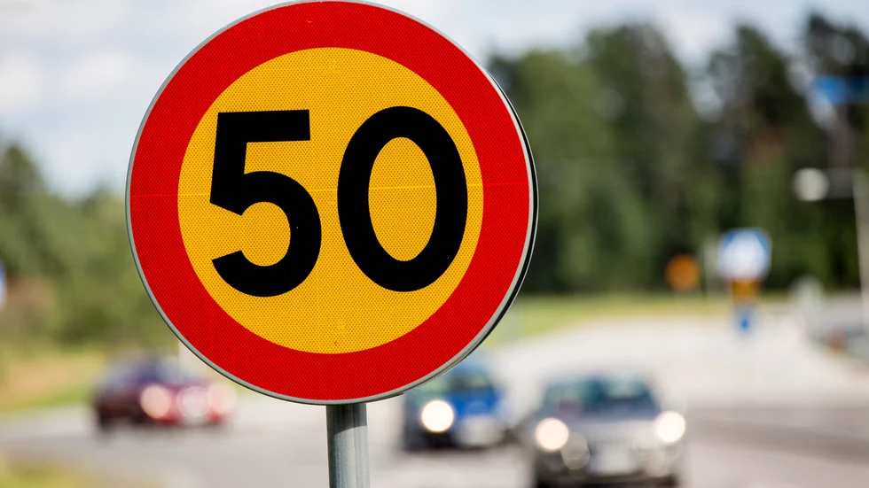 Mannen körde för fort på 50-väg och stoppades. Då åkte han fast för drograttfylleri.