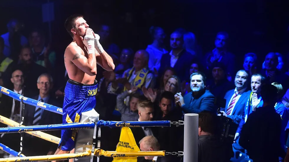 Stämningen både innan och efter det att Erik Skoglund tog tillbaka proffsboxningen i Sverige på allvar var magiskt tät. Matchen mot Oleksandr Cherviak var sådär –men publiken älskade Nyköpingssonen.