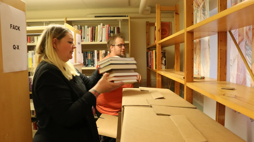 Det är massor av böcker som ska packas. Sandra Lönn och Hampus Eriksson räknar med att det blir ett par tusen flyttkatronger totalt.