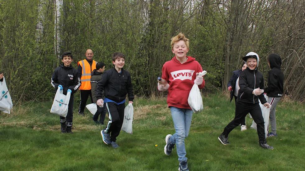 Skolans drygt 70 fjärdeklassare fick stifta bekantskap med hälso- och motionstrenden plogging, där man plockar skräp samtidigt som man joggar.