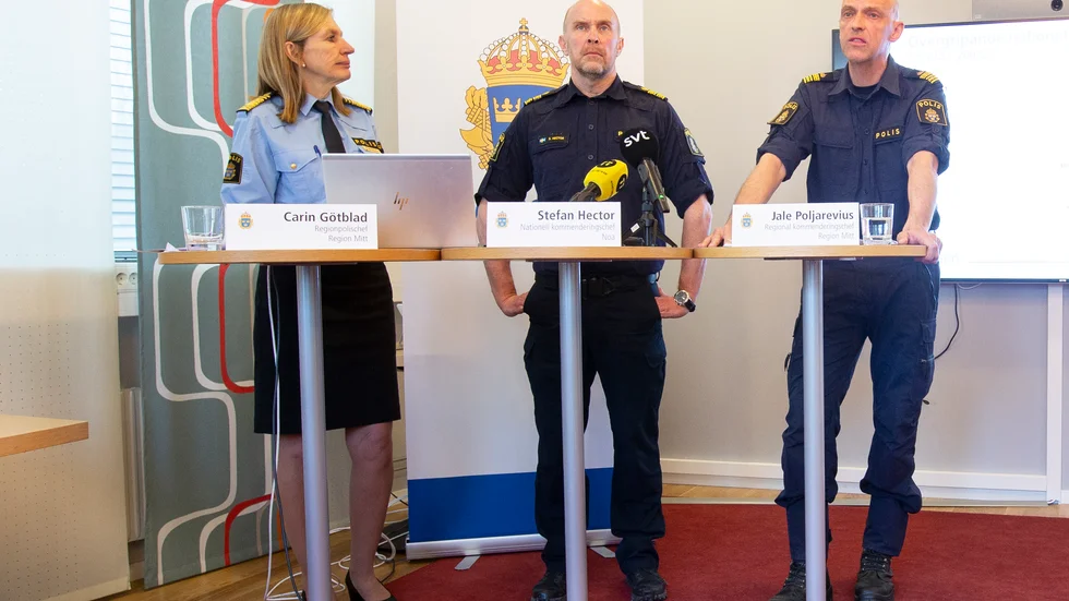 Carin Götblad, regionpolischef Mitt,  Stefan Hector nationell kommenderingschef och Jale  Poljarevius regional kommenderingschef, berättar0 att operation Rimfrost startar i Uppsala.
