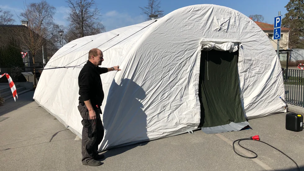 Bengt-Åke Johansson vid tältet som MSB levererat och på fredagen satte upp invid lasarettets akutmottagning.