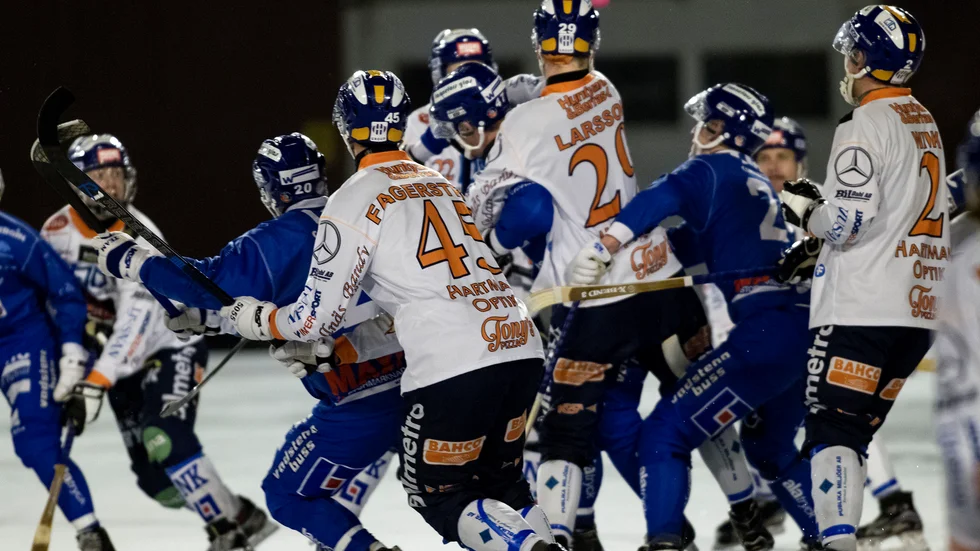 IFK Motala, här mot Bollnäs i vintras, får fortsätta spela utomhus. Sverigedemokraternas Jan Andersson säger: "De får vänta på hall ett tag till".
