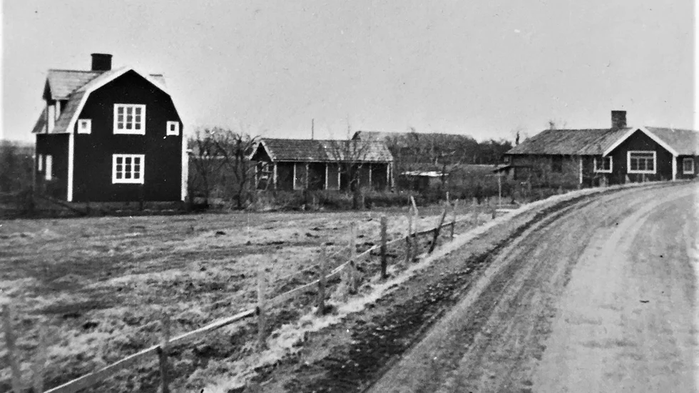 Landstorp i Kaga sett från landsvägen mellan Linköping och Vreta kloster. Längst till höger ses smedjan.