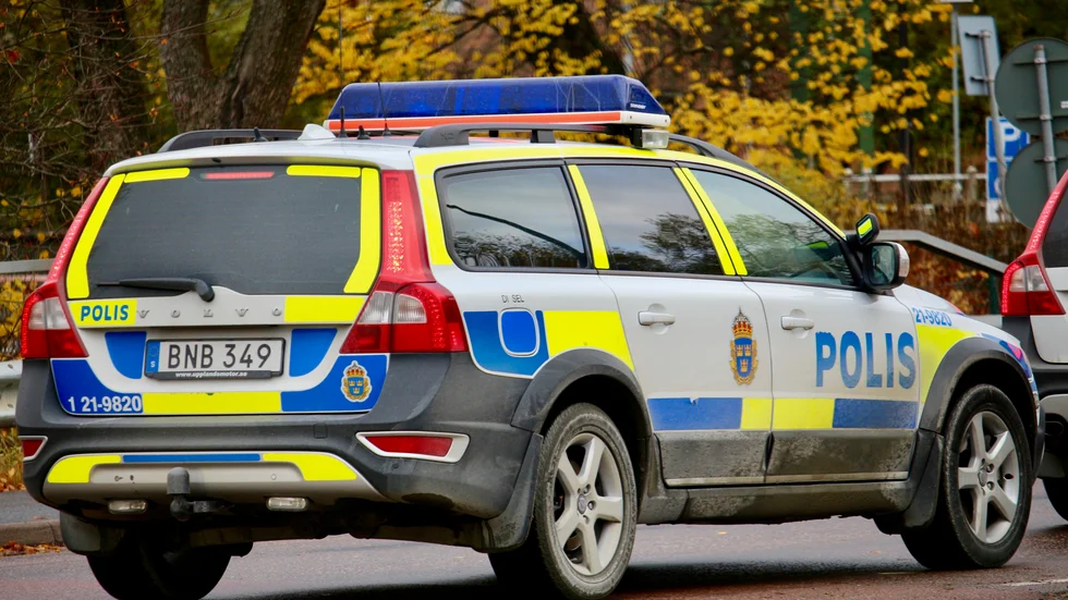 Fyra personer hotade en ung man med kniv då de ville  ha hans fiddy.