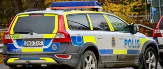 Ung man tvingades lämna ifrån sig cross under knivhot