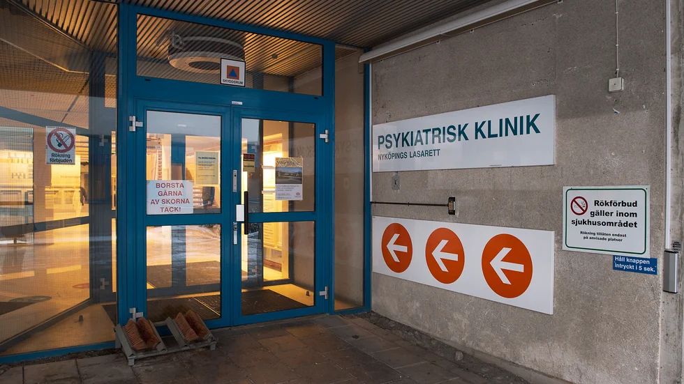 En enhet inom den psykiatriska kliniken i Nyköping får kritik av Arbetsmiljöverket för brister i sitt arbetsmiljöarbete.