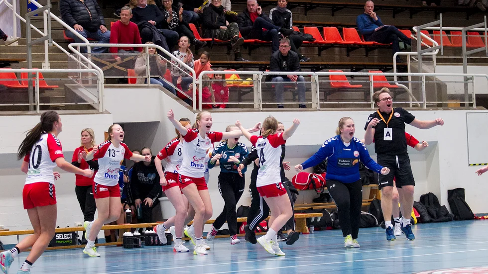 På måndag öppnar Vadstena kommun upp för inomhusträning för barn födda 2005 och senare. Ett besked som innebär att VHF:s ungdomar kan träna i Vadstena sporthall. 