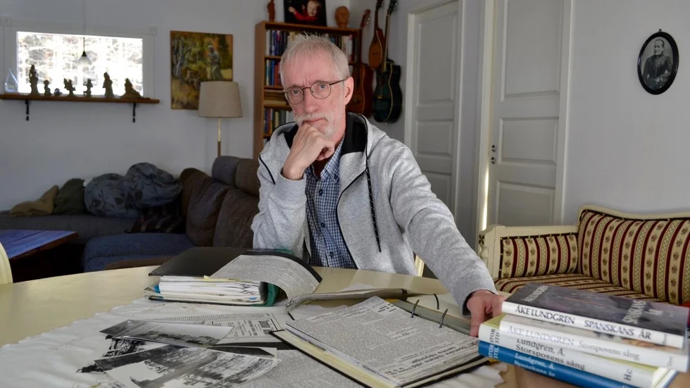 Åke Lundgren samlade på sig mycket material om spanska sjukan inför de böcker han skrev för 30 år sedan. En del känns kusligt aktuellt idag.