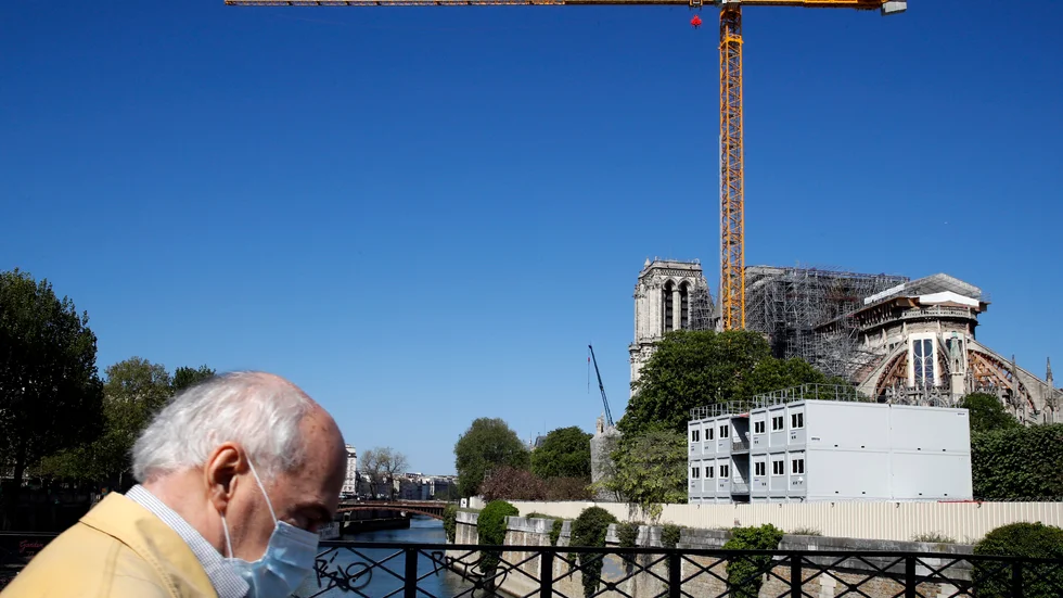 Tyst och stilla runt byggarbetsplatsen Notre-Dame i Paris.