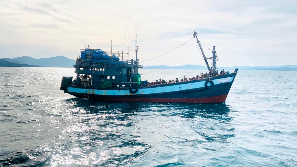 Många flyktingar tillhörande den muslimska minoritetsgruppen rohingya har försökt att ta sig till Malaysia. Här är en bild på en båt med flyktingar som malaysiska myndigheter tagit tidigare i april.