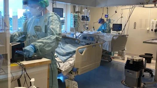 Tack vare nya upptäckter inom sjukvården blir färre coronasmittade så sjuka att de hamnar på intensiven nu, jämfört med i våras.