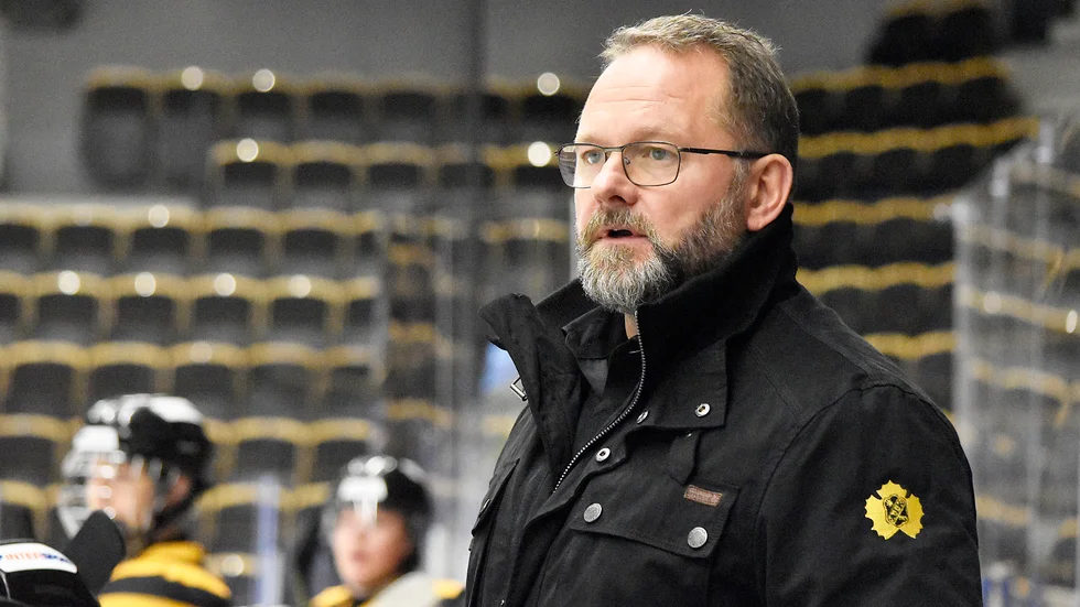 Lasse Marklund och Skellefteå AIK bryter upp. Den 57-årige ledarlegendaren ska nu ta det lite lugnt och fundera över framtiden.