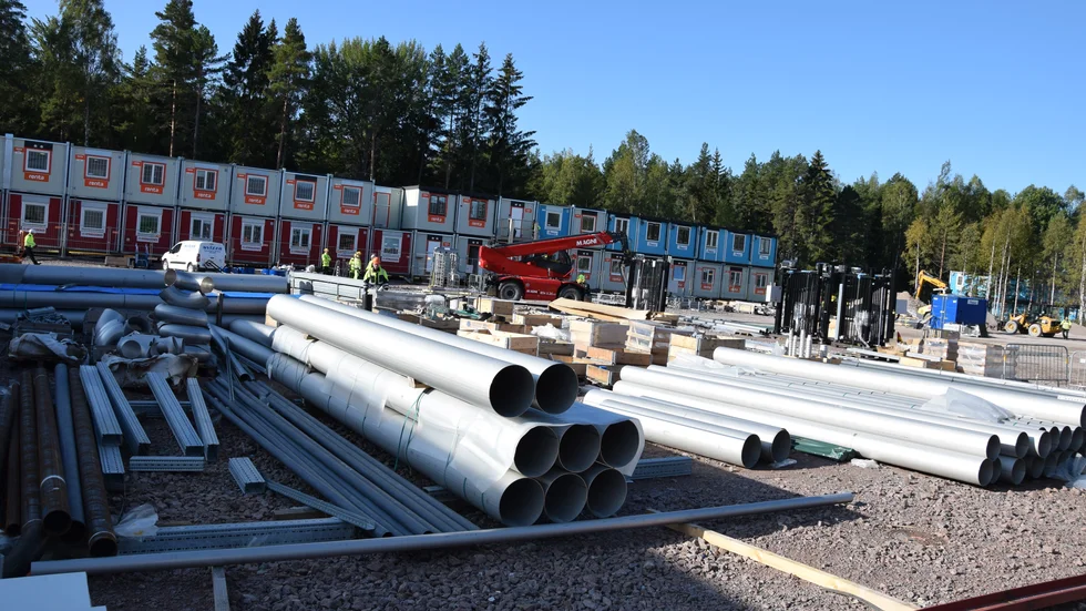 Arbetet med Northvolt Labs är i mångt och mycket en miniatyr av det som sker på Northvolt Ett i Skellefteå med tanke på byggbaracker, ledningar och annat.