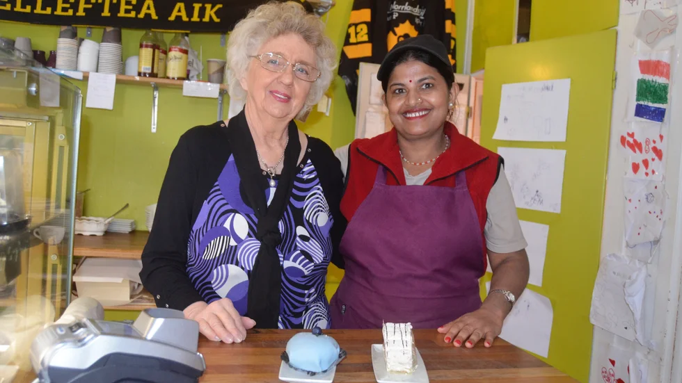 Carita Smedh, ägare av Café Kanel, och Murali Aryel, som jobbat på caféet i sju år, ser fram emot att få större lokaler till våren. 