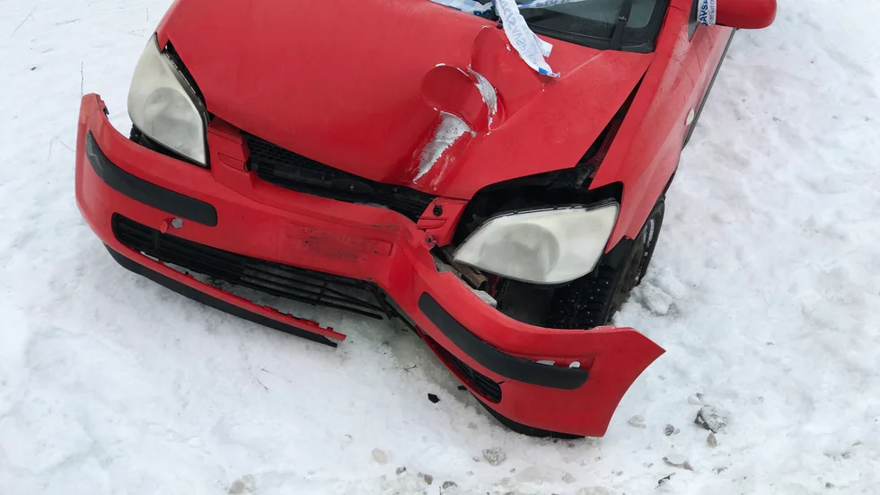 Vid lunchtid på torsdagen var bilen kvar på olycksplatsen. Den stod inte trafikfarligt till.