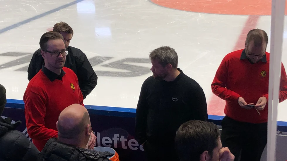 Matchen avbruten. Dålig is stoppade matchen i Hockeyettan mellan Lejon Östersund i över en timme 