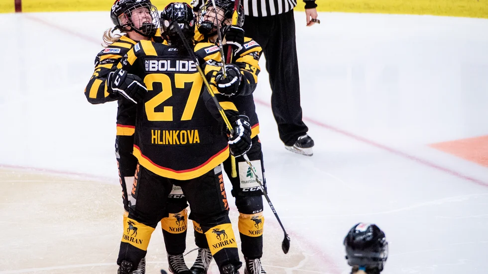 Lina Boström jublar efter kvitteringen i tredje perioden när spelet började komma igång för Skellefteå AIK. 