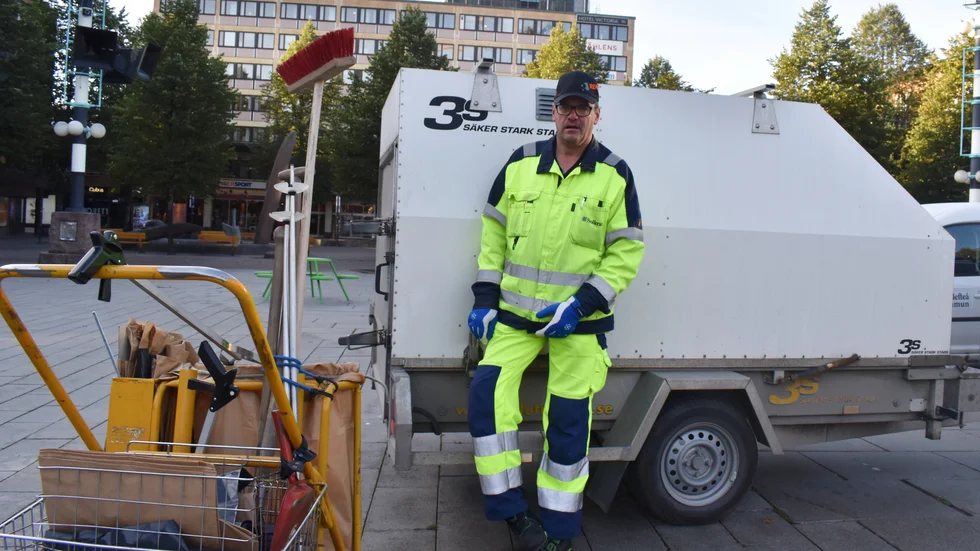 Varje vardagsmorgon har Urban Lundqvist hand om renhållningen kring busstationen i centrala Skellefteå. Släpet bakom honom fyller han och hans sju medarbetare med skräp varje morgon. 